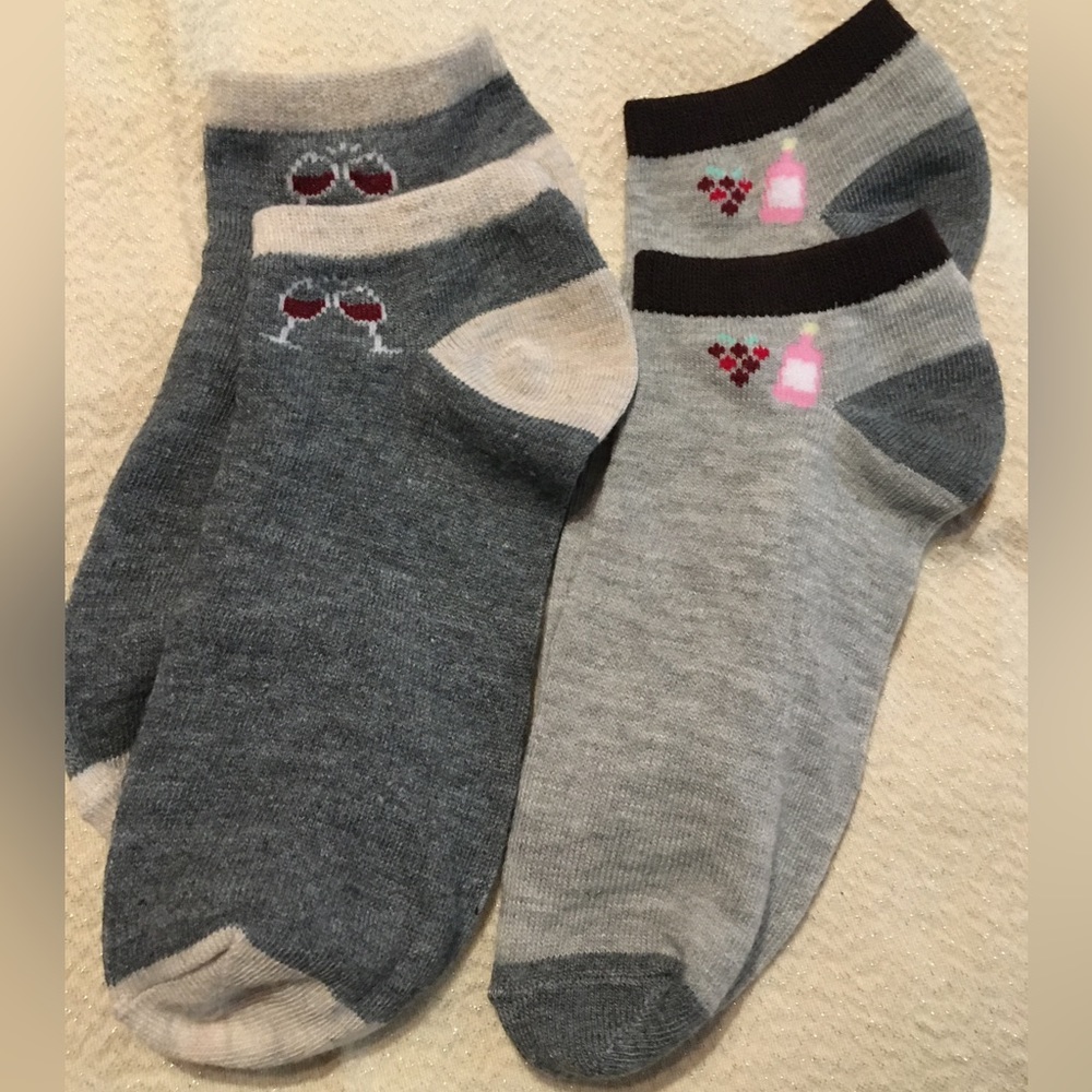 🍷🍇Women’s 2 pairs of adorable RED WINE and GRAPES SOCKS. 🍷🍇